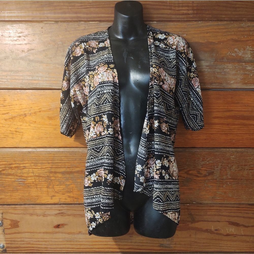 LulaRoe | Floral Short Sleeve Buttonless Top